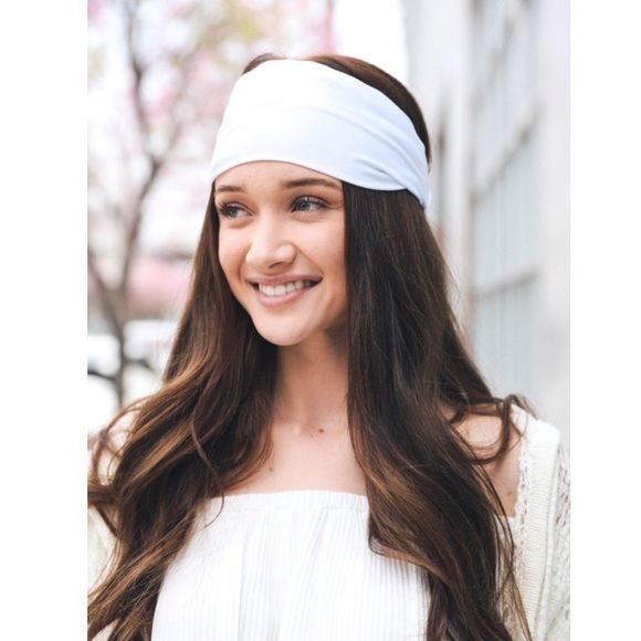 Boho Chic Batiste Wide Headband
Textured Satin-Black - Picture 2 of 9